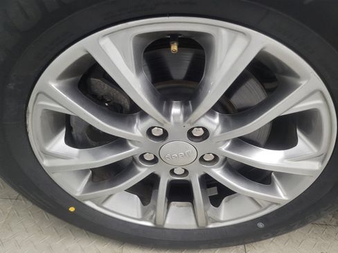 Used 2019 Jeep Cherokee Latitude Plus w/ Comfort/Convenience Group FWD image 31
