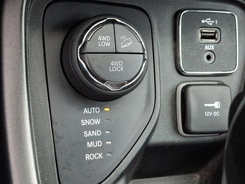 Used 2020 Jeep Compass Trailhawk image 24