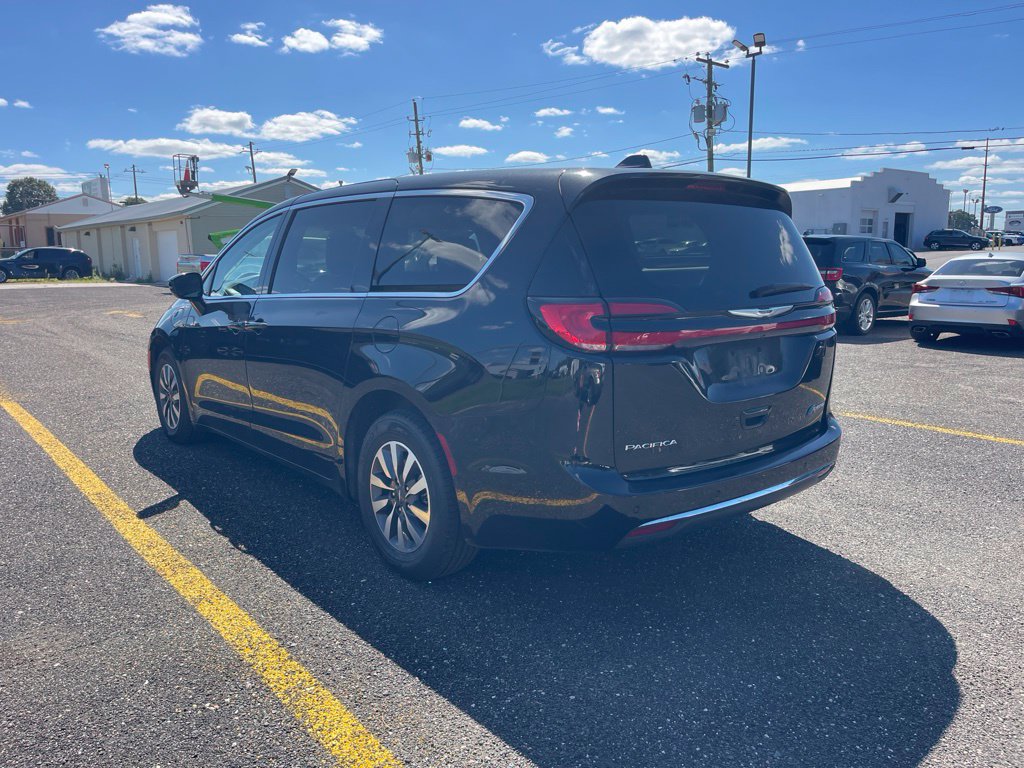 Used 2024 Chrysler Pacifica Limited FWD image 3