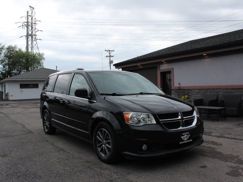 Used 2017 Dodge Grand Caravan SXT FWD image 1