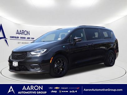 Used 2024 Chrysler Pacifica Premium
