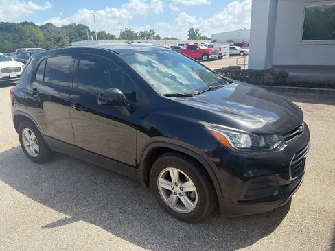 Used 2021 Chevrolet Trax LS w/ LPO, Cargo Package FWD image 1