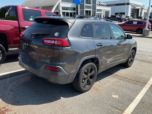 Used 2017 Jeep Cherokee Sport FWD image 6