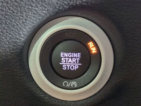 Used 2025 Chrysler Pacifica Limited image 37