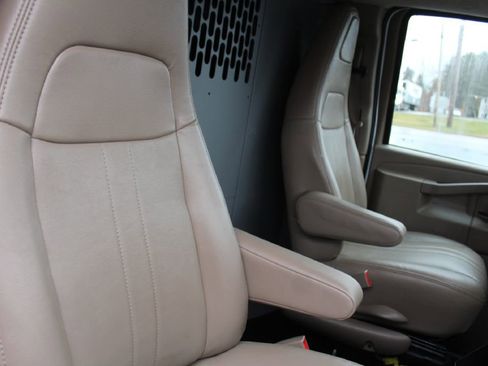 Used 2022 GMC Savana 2500 image 23