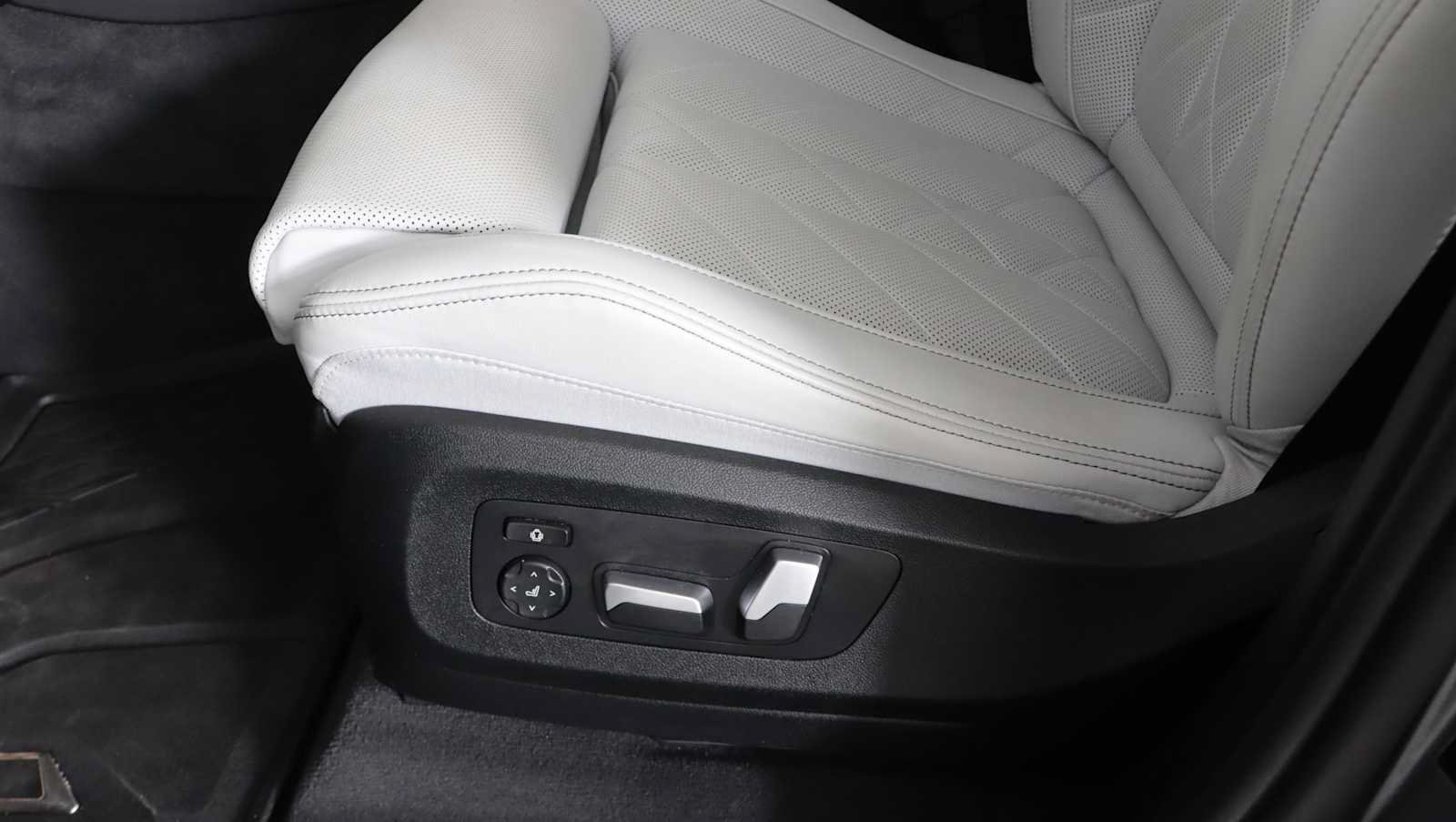 Used 2024 BMW X5 xDrive40i w/ Parking Assistance Package AWD/4WD image 15