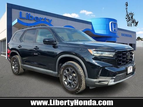 Used 2025 Honda Pilot TrailSport image 1