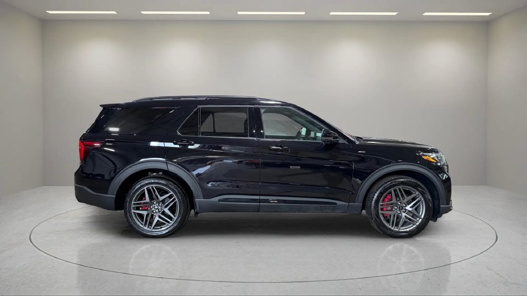 Used 2026 Ford Explorer ST-Line w/ ST-Line Street Pack AWD/4WD image 2