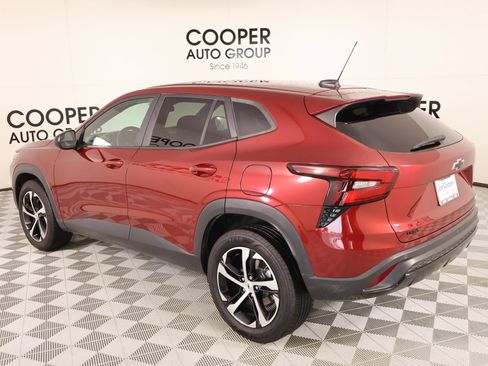 Used 2025 Chevrolet Trax RS w/ Sunroof Package FWD image 23
