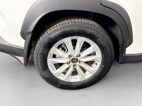 Used 2024 Toyota Corolla Cross LE FWD image 33