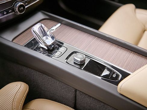 Certified 2023 Volvo XC60 B5 Ultimate w/ Protection Package Premier image 16