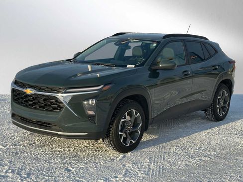 Used 2025 Chevrolet Trax LT w/ LT Convenience Package image 7