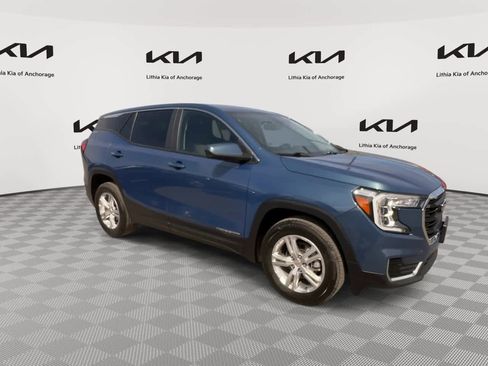 Used 2024 GMC Terrain SLE AWD/4WD image 2