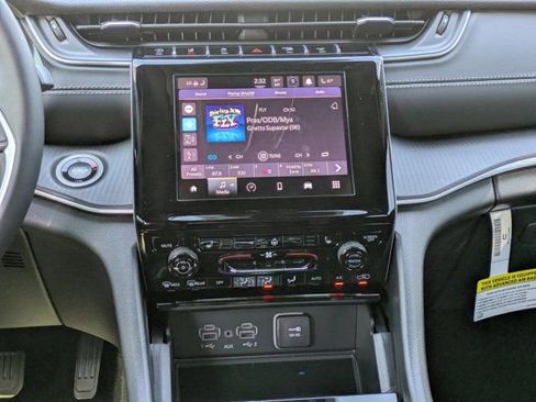 New 2025 Jeep Grand Cherokee Altitude image 17