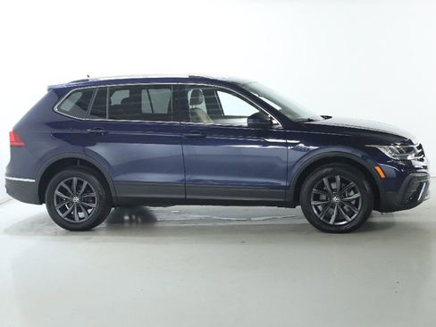 Used 2022 Volkswagen Tiguan SE w/ Panoramic Sunroof Package image 11