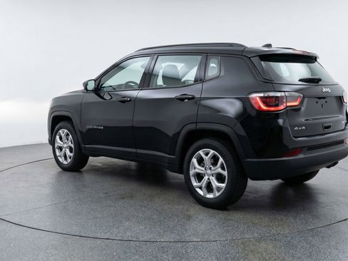 Used 2025 Jeep Compass Latitude AWD/4WD image 6