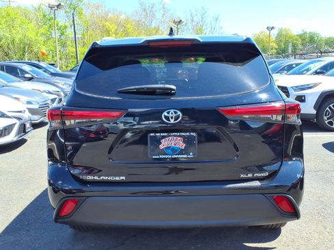 Used 2023 Toyota Highlander XLE AWD/4WD image 5