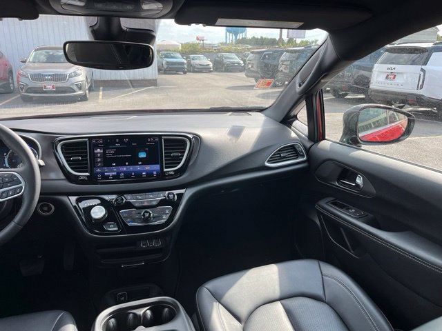 Used 2025 Chrysler Pacifica Select FWD image 40