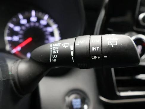 Used 2022 Toyota Highlander LE AWD/4WD image 24