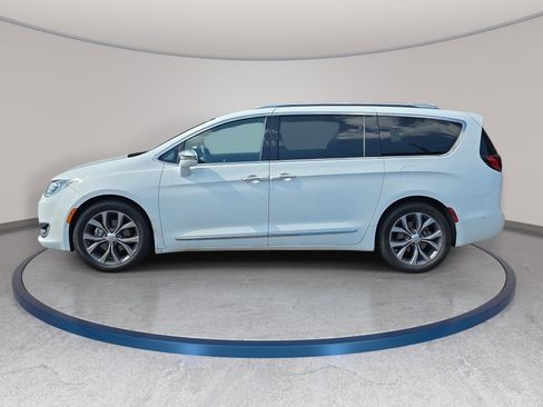 Used 2020 Chrysler Pacifica Limited FWD image 3
