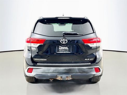 Used 2019 Toyota Highlander XLE AWD/4WD image 12
