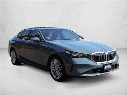 Used 2025 BMW 530i xDrive w/ Premium Package AWD/4WD image 4