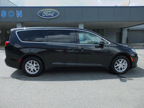 Used 2023 Chrysler Pacifica Touring-L FWD image 2