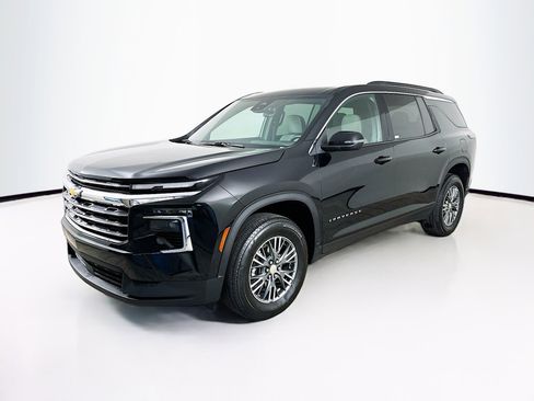 Used 2025 Chevrolet Traverse LT image 3