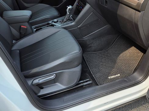 Used 2023 Volkswagen Tiguan SE w/ Panoramic Sunroof Package image 46