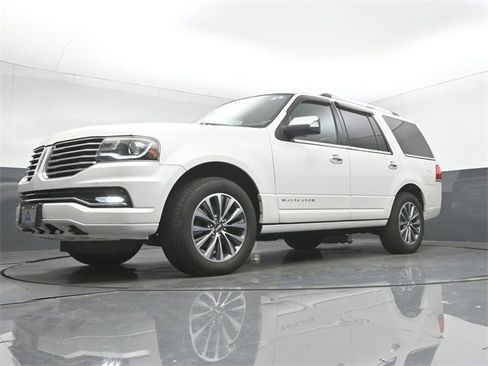 Used 2015 Lincoln Navigator Base image 32