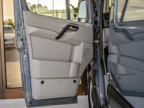 Used 2018 Mercedes-Benz Sprinter 2500 image 45