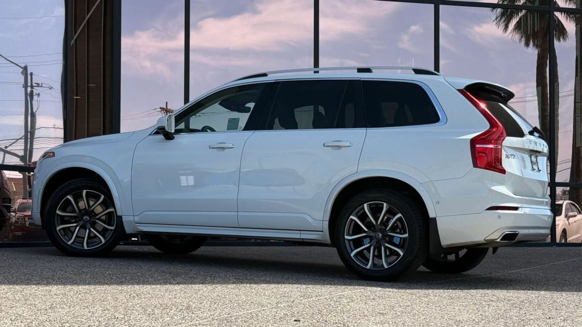 Used 2016 Volvo XC90 T6 Momentum w/ Momentum Plus Package AWD/4WD image 6