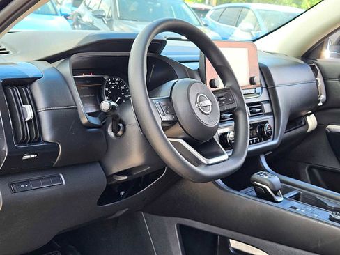 Used 2025 Nissan Pathfinder S AWD/4WD image 2