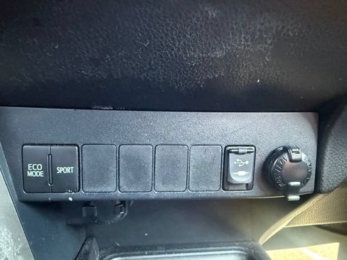 Used 2015 Toyota RAV4 LE FWD image 24
