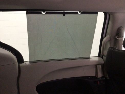 Used 2023 Chrysler Pacifica Touring-L FWD image 24