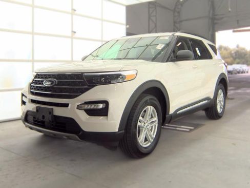Used 2023 Ford Explorer XLT w/ Equipment Group 202A AWD/4WD image 3