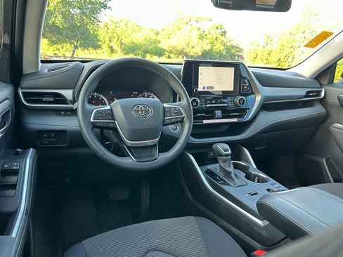 Used 2025 Toyota Highlander LE image 12