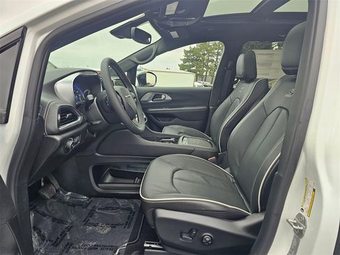 New 2026 Chrysler Pacifica Limited w/ S Appearance Package image 11