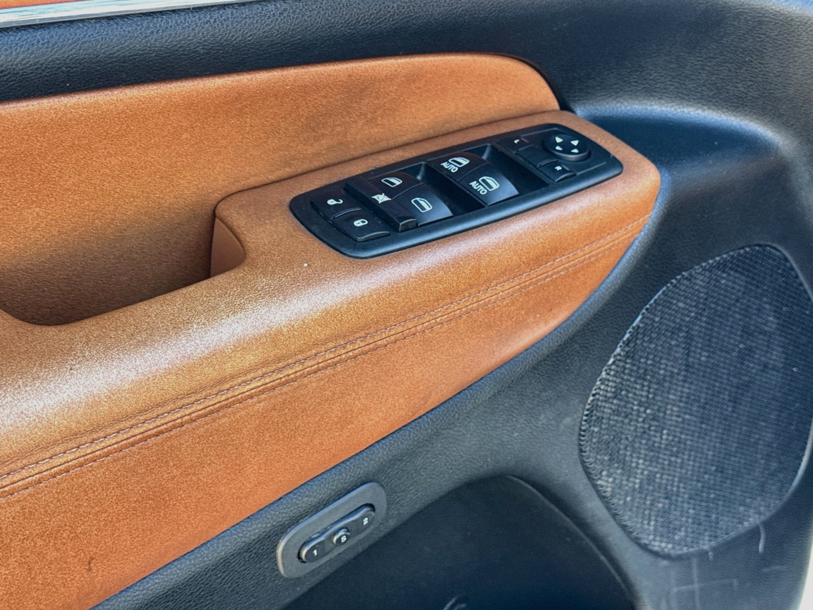 Used 2011 Jeep Grand Cherokee Overland AWD/4WD image 10