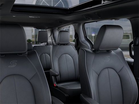 New 2026 Chrysler Pacifica Limited w/ Uconnect Theater Family Group image 26
