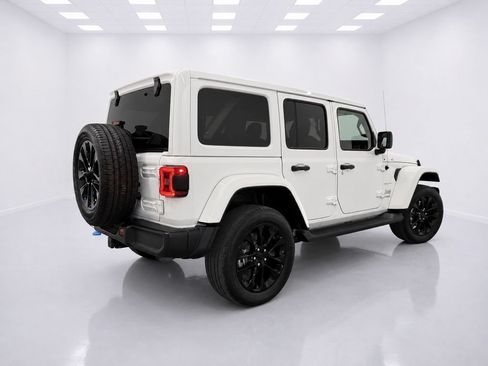 Used 2022 Jeep Wrangler Unlimited Sahara w/ Cold Weather Group AWD/4WD image 9