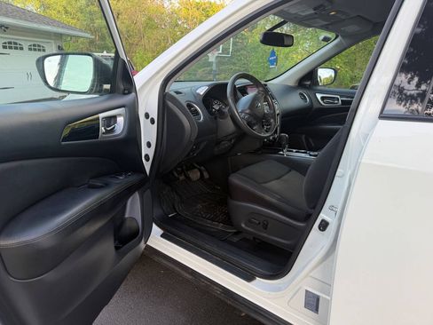 Used 2018 Nissan Pathfinder SV w/ SV Tech Package AWD/4WD image 12