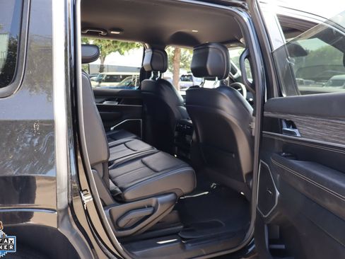 Used 2024 Jeep Wagoneer Series II w/ Flexible Seating Group AWD/4WD image 28