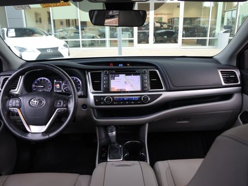 Used 2018 Toyota Highlander XLE FWD image 16