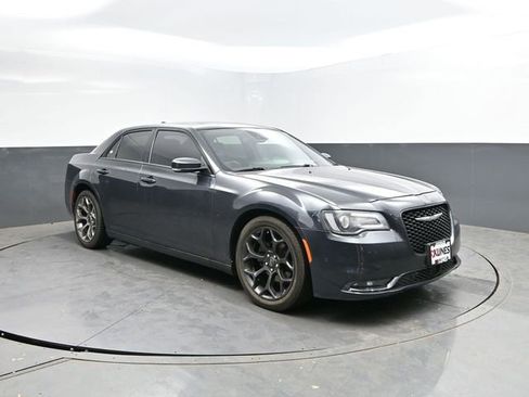 Used 2018 Chrysler 300 S w/ 300S Premium Group image 5