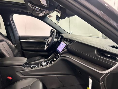 New 2025 Jeep Grand Cherokee Limited image 36