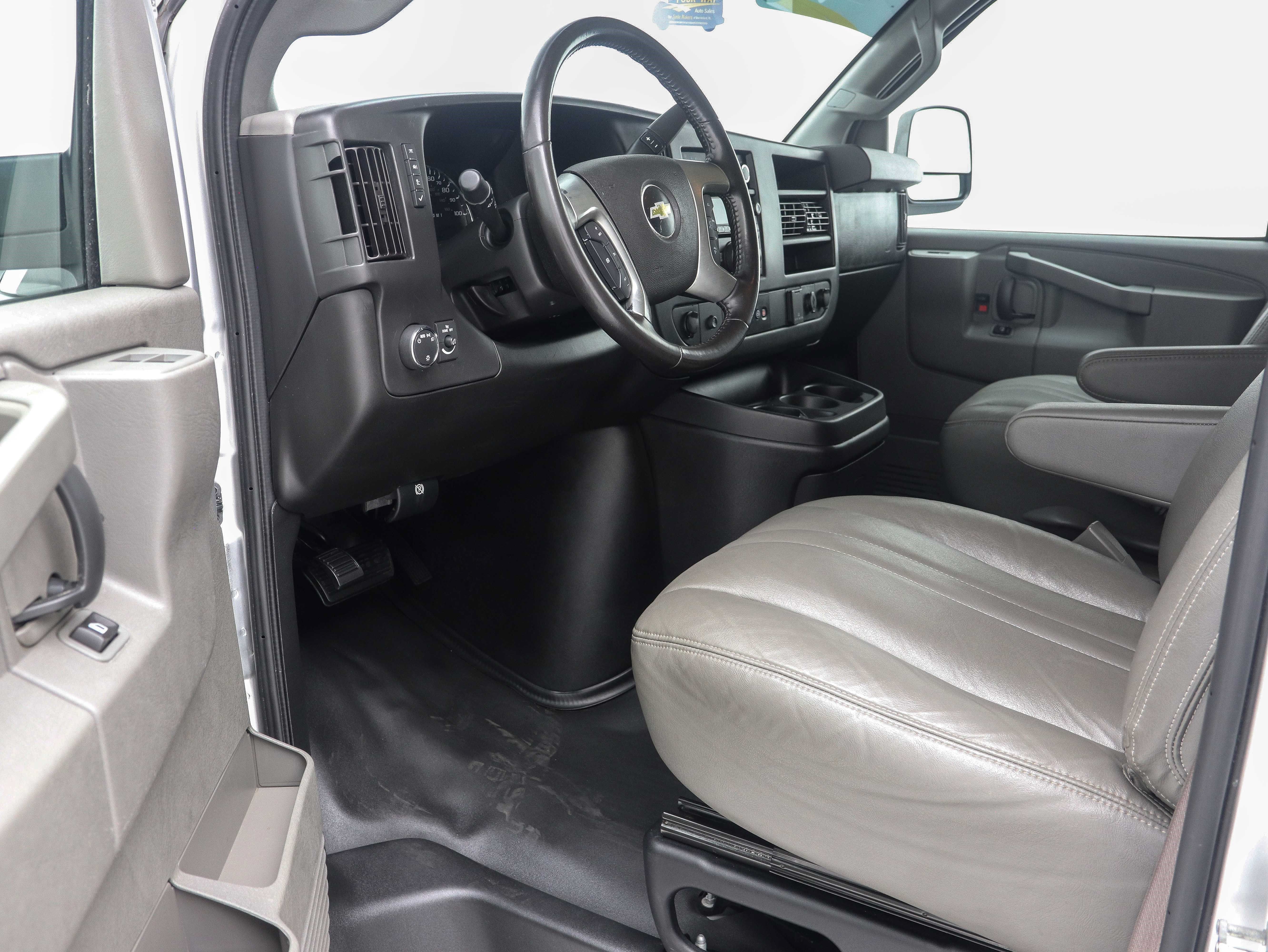 Used 2018 Chevrolet Express 2500 LS w/ Driver Convenience Package RWD image 16
