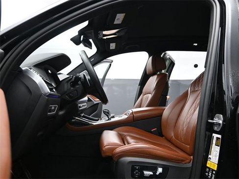 Used 2021 BMW X7 M50i image 12