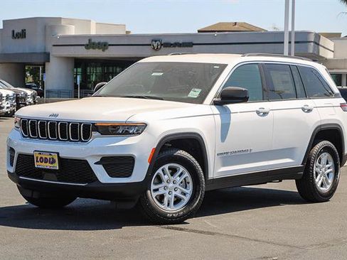 New 2025 Jeep Grand Cherokee Laredo image 1