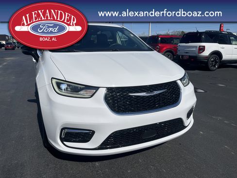 Used 2024 Chrysler Pacifica Touring-L image 5